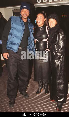 Schauspieler und Sänger will Smith kommt mit Frau Jada (rechts) und Scary Spice Mel B zur Europa-Premiere seines neuen Films 'Enemy of the State' am Odeon Leicester Square an. Stockfoto
