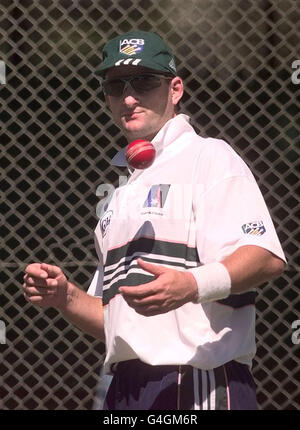 Der australische Cricketspieler Mark Waugh übt heute (Mittwoch) im Adelaide Oval in den Netzen, bevor er an einer Pressekonferenz teilnahm, wo er und Teamkollege Shane Warne auf Enthüllungen reagierten, dass die beiden vom Australian Cricket Board heimlich eine Geldstrafe von insgesamt aus 18,000 Dollar im Februar 1995 wegen Verkaufs verhängt wurden Information an einen illegalen indischen Buchmacher. Bild von BEN CURTIS/PA. **EDI** Stockfoto