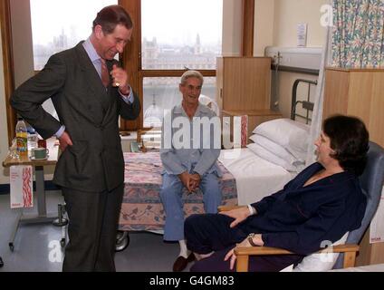 HRH Prince of Wales trifft Patienten Martyn Darnell (sitzend) bei seinem Besuch im St. Thomas' Hospital in London, wo er das neue 8 Millionen Pfund schwere Cadiothoracic Centre eröffnete. Stockfoto