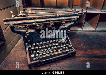 Draufsicht der alten Schreibmaschine auf Holztisch. Warme Wirkung und Farbe-toning angewendet. Stockfoto