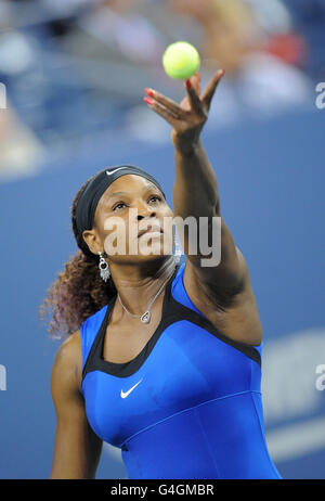 Tennis - 2011 US Open - Tag zwei - Flushing Meadows. Die US-Amerikanerin Serena Williams im Kampf gegen die serbische Bojana Jovanovski am zweiten Tag der US Open in Flushing Meadows, New York, USA. Stockfoto