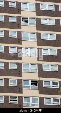 Ein Polizist (oben) arbeitet am Tatort in den Wohnungen des Clyde Court, Wortley, Leeds, nachdem zwei Menschen beim Sturz aus dem Turmblock ums Leben gekommen waren. Stockfoto