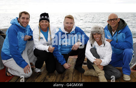 (Von links nach rechts) Steve Parry, Pamela Stephenson, Ronan Keeting, Jenny Frost und Jason Bradbury auf einem Unterstützungsboot, als sie ihren nächsten Stint im Schwimmen erwarten, ein Spendenschwimmen über die Irische See zugunsten von Cancer Research UK. Stockfoto