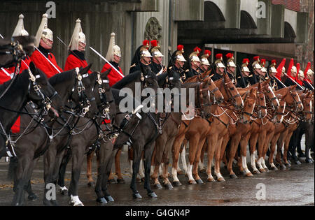 Mitglieder des französischen „Regiment de Cavalerie de la Garde Republicaine“ (Mitte) schließen sich den Mounted Life Guards und Blues and Royals an, um heute (Freitag) in der Hyde Park Barracks in London die Zeremonie des „Bond of Friendship“ zu unterzeichnen. Foto von Michael Stephens. Stockfoto