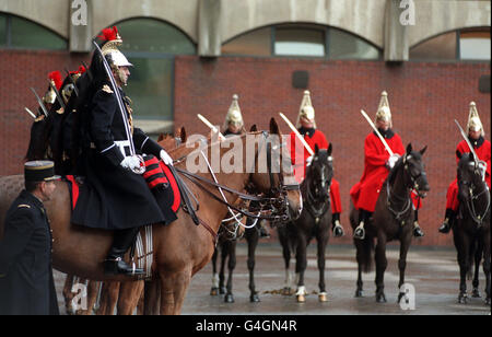 Mitglieder des französischen „Regiment de cavalerie de la Garde Republicaine“ (links) schließen sich den Mounted Life Guards und Blues and Royals an, um heute (Freitag) die Zeremonie des „Bond of Friendship“ in den Hyde Park Barracks in London zu unterzeichnen. Foto von Michael Stephens. Stockfoto