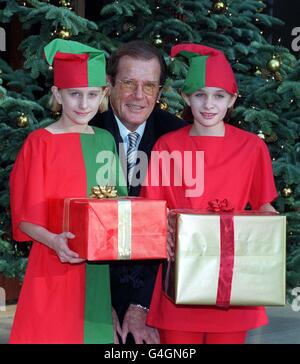 UNICEF Goodwill Botschafter, Schauspieler Roger Moore mit den Zwillingen Victoria (links) und Sophie Andrews heute (Freitag) im Sheraton Park Tower Hotel in London. Sheraton-Gäste weltweit haben über die „Check Out for Children“-Partnerschaft, die die Kinderimmunisierung von UNICEF weltweit fördert, 3 Millionen Dollar für die Gesundheitsarbeit in Entwicklungsländern gesammelt. Foto von Michael Stephens/PA. Stockfoto