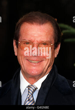 PA NEWS PHOTO 18/12/98 UNICEF GOODWILL BOTSCHAFTER SCHAUSPIELER ROGER MOORE, IM SHERATON PARK TOWER HOTEL IN LONDON. SHERATON-GÄSTE WELTWEIT HABEN 3 MILLIONEN DOLLAR FÜR DIE GESUNDHEITSARBEIT IN ENTWICKLUNGSLÄNDERN GESAMMELT, INDEM SIE DIE KINDERSCHUTZPARTNERSCHAFT CHECK OUT FOR CHILDREN PARTNERSHIP FINANZIEREN, DIE DIE KINDERIMMUNISIERUNG VON UNICEF WELTWEIT FINANZIERT. Stockfoto