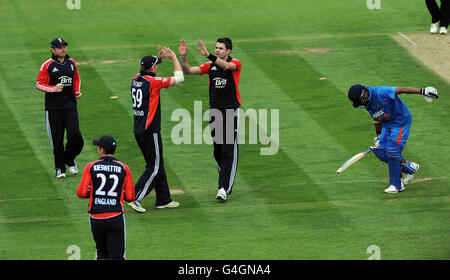 Der englische James Anderson (Mitte) feiert das Wicket des indischen Parthiv Patel während des NatWest One Day International auf dem Emirates Durham International Cricket Ground in Chester Le Street, Durham. Stockfoto