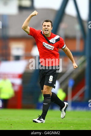 Anthony Kay von Huddersfield Town feiert das Tor während des npower Football League One Spiels im Boundary Park, Oldham. Stockfoto