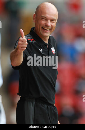 Fußball - npower Football League One - Walsall gegen Brentford - Banks' Stadium. Brentford-Manager Uwe Rosler lächelt während des npower Football League One-Spiels im Bank Stadium, Walsall. Stockfoto