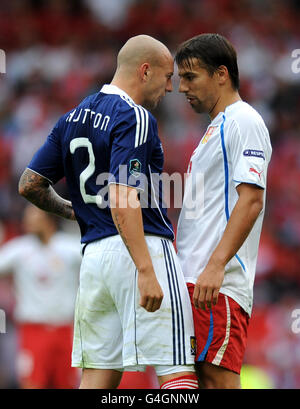 Fußball - UEFA Euro 2012 - Qualifikation - Gruppe I - Schottland / Tschechische Republik - Hampden Park. Der schottische Alan Hutton (links) und der tschechische Milan Baros stehen auf dem Quadrat Stockfoto