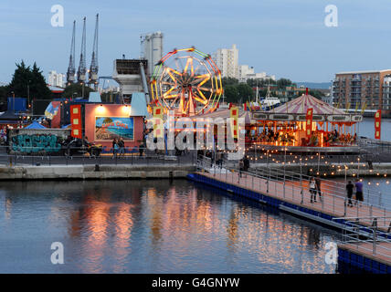 Allgemeiner Blick auf den imitierten American Boardwalk bei der Vorführung von „The Lost Boys“ im Future Cinema in Canary Wharf, London. DRÜCKEN SIE VERBANDSFOTO. Bilddatum: Samstag, 3. September 2011. Der Bildnachweis sollte lauten: Dominic Lipinski/PA Wire Stockfoto