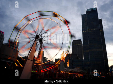 Allgemeiner Blick auf den imitierten American Boardwalk bei der Vorführung von „The Lost Boys“ im Future Cinema in Canary Wharf, London. DRÜCKEN SIE VERBANDSFOTO. Bilddatum: Samstag, 3. September 2011. Der Bildnachweis sollte lauten: Dominic Lipinski/PA Wire Stockfoto