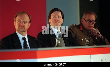 (l/r) der britische Außenminister Robin Cook, Verteidigungsminister George Robertson und der gemeinsame Chef des Verteidigungsstabs Sir Charles Guthrie) hören zu, wie Premierminister Tony Blair heute Morgen (Sonntag) auf einer Pressekonferenz im Londoner Verteidigungsministerium über die Beteiligung an der Kampagne gegen den Irak berichtet, Die letzte Nacht endete um 22 Uhr Londoner Zeit. Herr Blair hat auch enthüllt, dass Großbritannien einen Flugzeugträger in den Golf schicken wird, als Teil der neuen Strategie der Alliierten, den irakischen Diktator Saddam Hussein "im Käfig" zu halten. Siehe PA Story POLITIK Irak. Foto von Stefan Rousseau/PA. Stockfoto