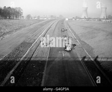 PA NEWS PHOTO 05/12/58 PREMIERMINISTER HAROLD MACMILLAN'S AUTO FÜHRT DIE ERSTEN FAHRZEUGE ENTLANG DER ERSTEN AUTOBAHN GROSSBRITANNIENS, DER PRESTON-BYPASS. Stockfoto