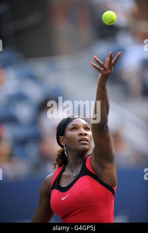 Die US-Amerikanerin Serena Williams im Kampf gegen die weißrussische Victoria Azarenka während des Tages Sixof the US Open in Flushing Meadows, New York, USA. Stockfoto