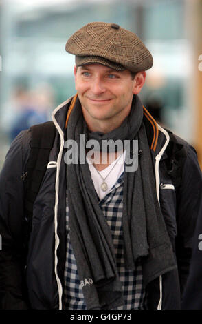 Schauspieler Bradley Cooper wird von British Airways Ambassadors durch Terminal 5 des Flughafens Heathrow begleitet, als er in London ankommt. Stockfoto