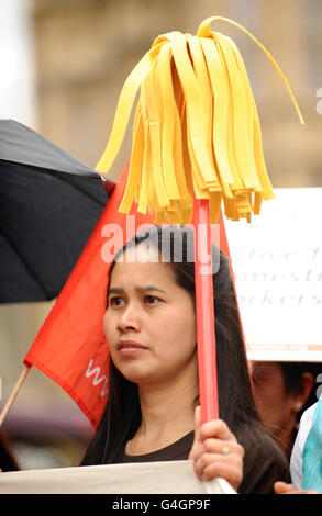 Wanderarbeitnehmer nehmen an einer Demonstration vor den Houses of Parliament in Westminster, London, gegen vorgeschlagene Änderungen des Visums für Hausangestellte Teil. Stockfoto