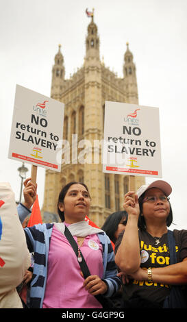 Wanderarbeitnehmer nehmen an einer Demonstration vor den Houses of Parliament in Westminster, London, gegen vorgeschlagene Änderungen des Visums für Hausangestellte Teil. Stockfoto