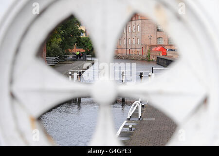 Polizei am Ort, an dem der Leichnam eines Mannes mittleren Alters im Nottingham Canal, Wilford Street im Stadtzentrum von Nottingham gefunden wurde. Stockfoto