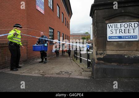 Polizei am Ort, an dem der Leichnam eines Mannes mittleren Alters im Nottingham Canal, Wilford Street im Stadtzentrum von Nottingham gefunden wurde. Stockfoto