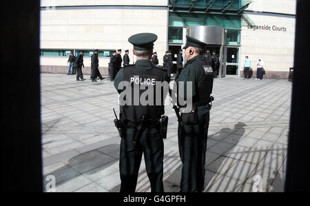 Ulster Volunteer Force-Prozess. Eine große Polizeipräsenz vor dem Krongericht in Belfast. Stockfoto