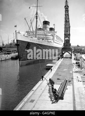 Ozeandampfer die RMS Queen Elizabeth tritt in Trockendock A ein Southampton für eine Routineinspektion Stockfoto