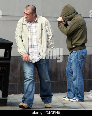 John Bond (links) mit David Miller heute am Crown Court in Belfast. Stockfoto