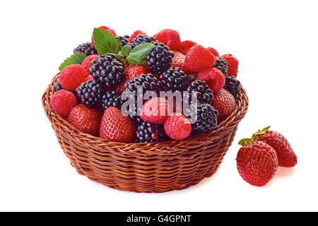 Korb Vith Brombeeren, Erdbeeren und Himbeeren auf weiß Stockfoto