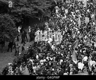 21/7/1968 Störungen in Londons Grosvenor Square. Premierminister Harold Wilson wurde vom MI5 gewarnt, dass kommunistische Agitatoren planten, den jährlichen CND-Aldermaston-marsch nach den Unruhen auf dem Grosvenor-Platz im Jahr 1968 zu infiltrieren, so offizielle Papiere, die heute veröffentlicht wurden. Dokumente, die unter der 30-jährigen Herrschaft erstmals im öffentlichen Aktenamt zur Verfügung gestellt wurden, zeigen die tiefen Ängste, die innerhalb des Establishments durch gewalttätige Proteste gegen den Vietnamkrieg ausgelöst wurden, die auf dem Grosvenor-Platz marschieren. Siehe PA Geschichte AUFZEICHNUNGEN März Stockfoto