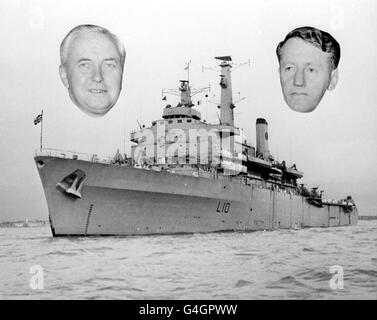 Der britische Premierminister Harold Wilson (links), Ian Smith, der Anführer der Rebellen Rhodesien und des Kriegsschiffs HMS Fearless, wo sie sich im Oktober 1968 vor Gibraltar trafen. Stockfoto