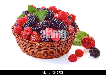 Korb Vith Brombeeren, Erdbeeren und Himbeeren auf weiß Stockfoto