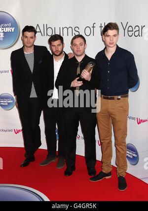 Alles alles (von links nach rechts) Jeremy Pritchard, Michael Spearman, Jonathan Higgs und Alex Robertshaw kommen für den Barclaycard Mercury Music Prize 2011 im Grosvenor House Hotel, London an. Stockfoto