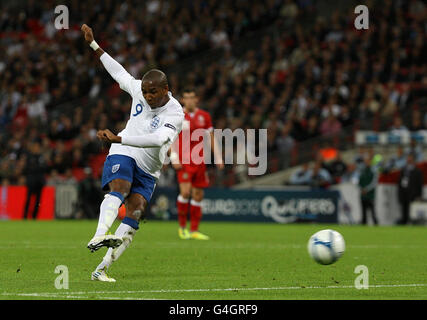 Fußball - UEFA Euro 2012 - Qualifikation - Gruppe G - England gegen Wales - Wembley Stadium. Die Engländerin Ashley Young punktet beim UEFA Euro 2012 Qualifying im Wembley Stadium, London, als Eröffnungstreffer des Spiels. Stockfoto