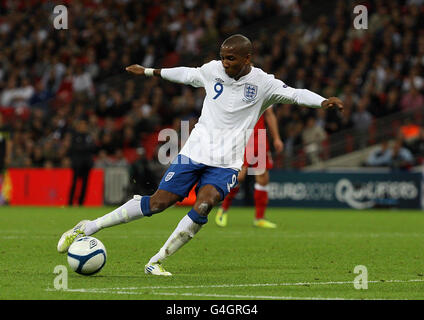 Fußball - UEFA Euro 2012 - Qualifikation - Gruppe G - England gegen Wales - Wembley Stadium. Die Engländerin Ashley Young punktet beim UEFA Euro 2012 Qualifying im Wembley Stadium, London, als Eröffnungstreffer des Spiels. Stockfoto