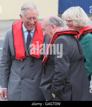 Der Prinz von Wales und die Herzogin von Cornwall sprechen mit den Einheimischen im Kilkeel Hafen, Co Down, nachdem sie in Nordirland auf einem zweitägigen Besuch angekommen sind. Stockfoto