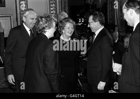 PREMIERMINISTERIN MARGARET THATCHER TRIFFT MONSIEUR JACQUES DELORS (RECHTS) AUF DER EUROPÄISCHEN KONFERENZ IN LONDON. Stockfoto