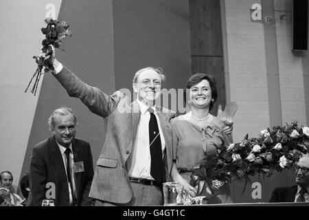 2. OKTOBER: An diesem Tag im Jahr 1983 wurde Neil Kinniock Vorsitzender der Labour Party.Neil Kinnock und seine Frau Glenys bestätigen den Beifall, der die Ankündigung seines Sieges bei den Labour Party-Führungswahlen in Brighton begrüßte. Stockfoto