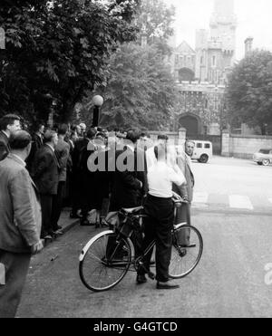 Die Menge vor den Toren des Holloway Prison, London, als Ruth Ellis wegen des Mordes an ihrem Geliebten, dem Rennfahrer David Blakely, hingerichtet wird. Sie war die letzte Frau, die in Großbritannien gehängt wurde. Stockfoto