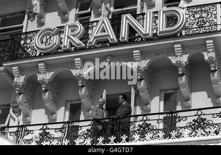 PA NEWS FOTO 30/9/87 VERLEGER ROBERT MAXWELL, MIT SEINEM MITTAGGAST, LABOUR PARTY FÜHRER NEIL KINNOCK BLICK AUF DAS MEER AUF EINEM BALKON DES GRAND HOTEL, BRIGHTON Stockfoto