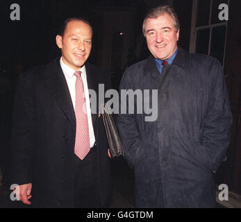 Crystal Palace-Vorsitzender Mark Goldberg und Trainer Terry Venables (r) kommen aus Gesprächen in einem Londoner Hotel. Goldberg wurde aufgrund ernster finanzieller Probleme gezwungen, Kostensenkungsmaßnahmen einzuführen, wird vermutet. *16/12/03: Mark Goldberg ist seit zehn Jahren als Geschäftsführer verboten, so stellte sich heraus. Goldberg, 40, aus Keston, Kent, übernahm im Juni 1998 den Crystal Palace, wurde aber im Dezember 1999 nach einer Ausgabenpleite, die die Ernennung des Ex-England-Chefs Terry Venables zum Manager beinhaltete, zum Konkurs erklärt. Stockfoto