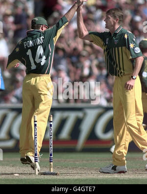 Der Australier Glenn McGrath (rechts) feiert mit Teamkollege Ricky Ponting, nachdem McGrath den englischen Robert Croft während ihres One Day International-Spiels, ihrem zweiten Treffen der Dreiecksreihe, auf dem Melbourne Cricket Ground für zwei Läufe ausgelaufen ist. Stockfoto