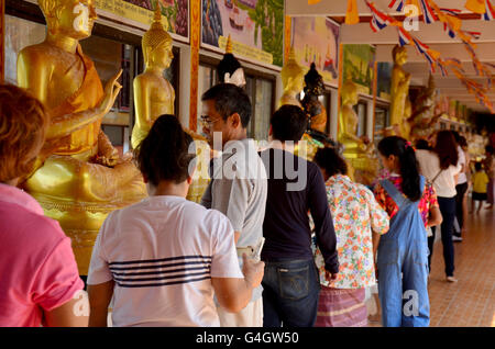 Menschen gießen Wasser auf eine Buddha-Statuen ist eine Geste der Verehrung während der jährlichen Songkran Festival am Saiyai Tempel am 13. April, Stockfoto
