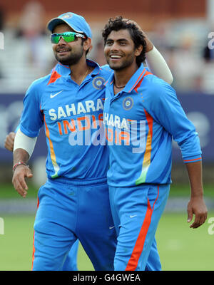 Indiens Virat Kholi (links) feiert mit Ravindra Jadeja, nachdem er das Wicket von Englands Ian Bell während der vierten ODI am Lords Cricket Ground, London, übernommen hatte. Stockfoto