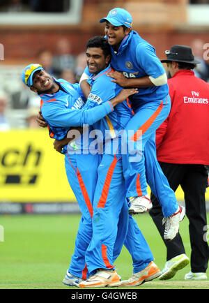 Der indische Ravichandran Ashwin (Mitte) wird von Manoj Tiwary (links) und Suresh Raina (rechts) gratuliert, nachdem er den englischen Ben Stokes 7 während der vierten ODI auf dem Lords Cricket Ground, London, gefangen und gekegelt hat. Stockfoto