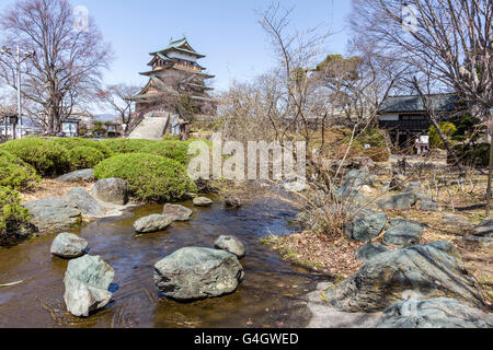 Takashima rekonstruierten Schloss im Hintergrund mit verzierten Garten und Teich im Vordergrund halten. Auch als Suwa keine Ukijiro bekannt. Tagsüber, blauer Himmel. Stockfoto