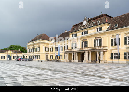 Vorderseite des Blauer Hof oder blau Gericht am Schlossplatz in Laxenburg bei Wien, Niederösterreich Stockfoto