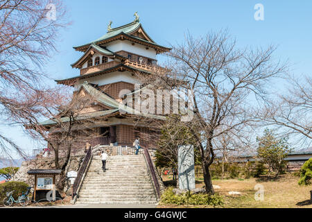 Japan, Suwa. Takashima schloss. Breite steinerne Stufen führen in den Tenshukasku oder weniger halten, mit Honmaru compound im Vordergrund. Blue Sky. Tagsüber. Stockfoto