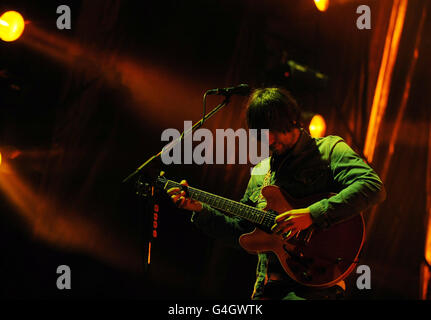 Kaiser Chiefs in Kirkstall Abbey - Leeds. Andrew White von den Kaiser Chiefs tritt auf der Bühne in Kirkstall Abbey, Leeds, auf. Stockfoto