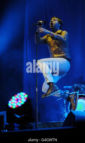 Ricky Wilson von den Kaiser Chiefs tritt auf der Bühne in Kirkstall Abbey, Leeds. Stockfoto